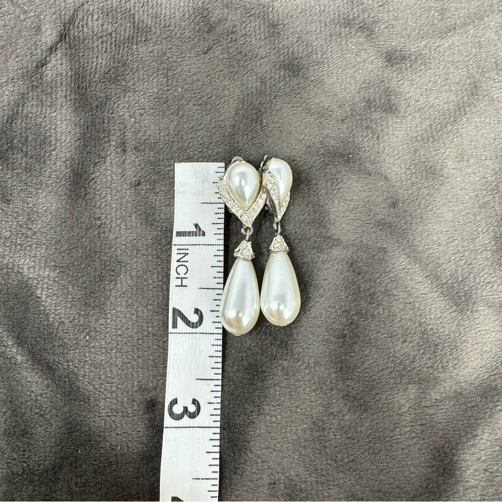 2 Vintage Pearl Drops Clip-on Earrings - Picture 2 of 3